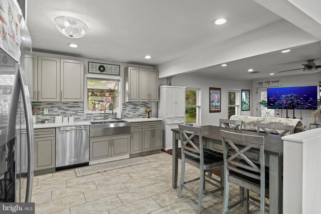 30 ROVING ROAD, Levittown, PA 19056