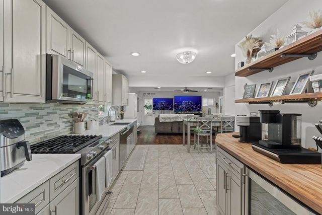 30 ROVING ROAD, Levittown, PA 19056