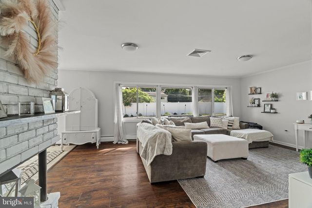 30 ROVING ROAD, Levittown, PA 19056
