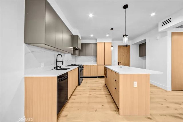 10352 Riverside Drive 102A, Toluca Lake, CA 91602