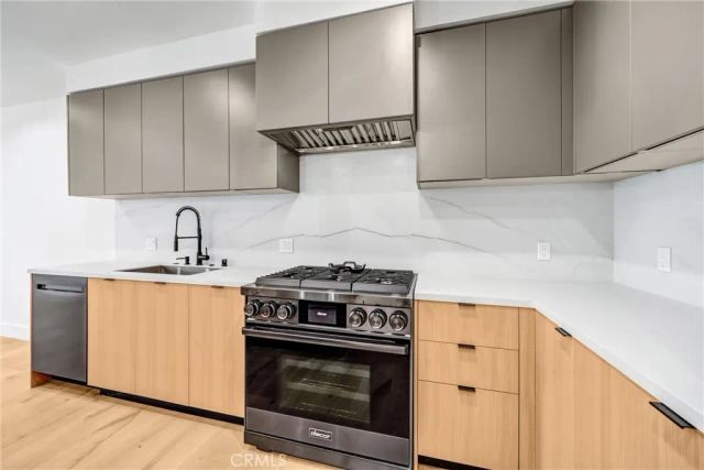 10352 Riverside Drive 102A, Toluca Lake, CA 91602