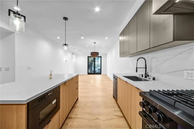 10352 Riverside Drive 102A, Toluca Lake, CA 91602