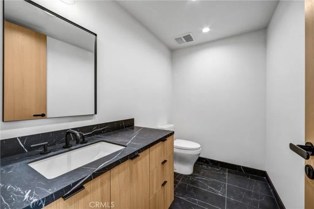 10352 Riverside Drive 102A, Toluca Lake, CA 91602