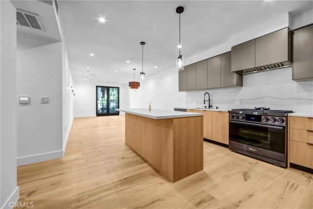 10352 Riverside Drive 102A, Toluca Lake, CA 91602