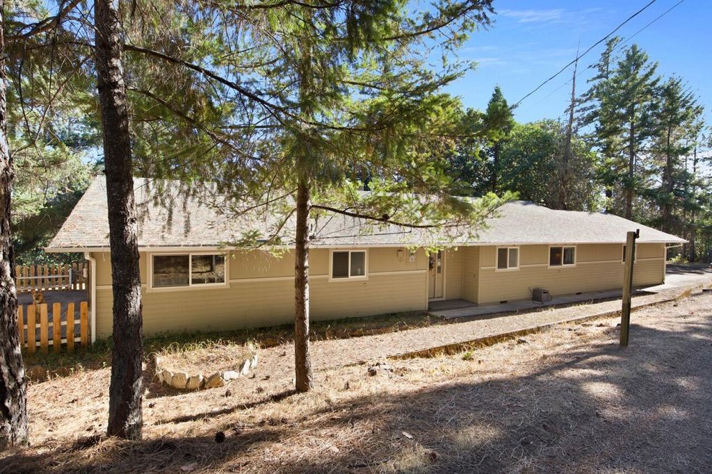 396 Crossway Drive, Gold Hill, OR 97525