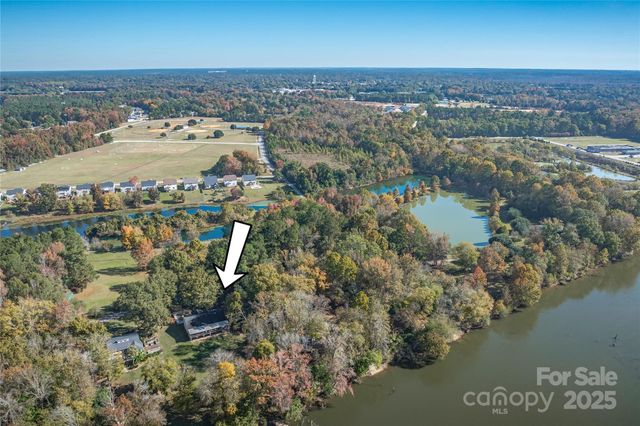 195 Wild Turkey Lane, Camden, SC 29020