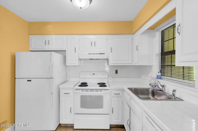 1102 Wellington Place, Matawan, NJ 07747