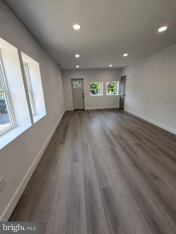 2620 NEW FALLS RD, Levittown, PA 19056