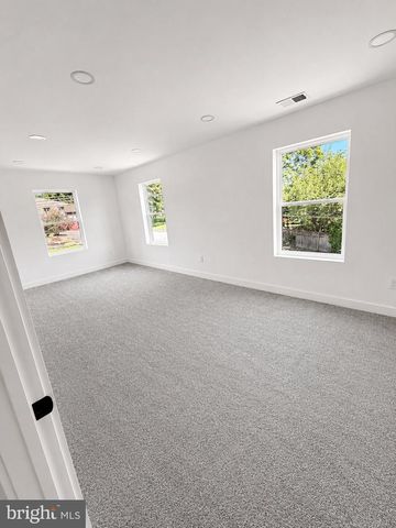 2620 NEW FALLS RD, Levittown, PA 19056