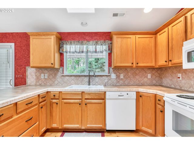 87652 TREK Dr, Veneta, OR 97487