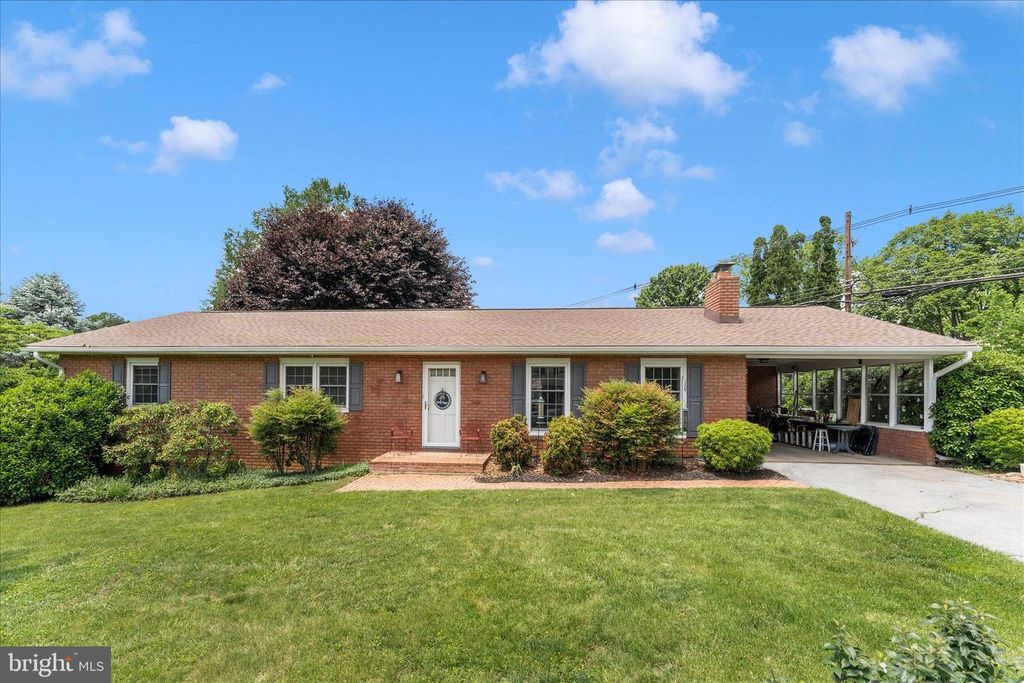 Image 2 of property listing at 10928 HOLLY TER, Hagerstown, MD 21740