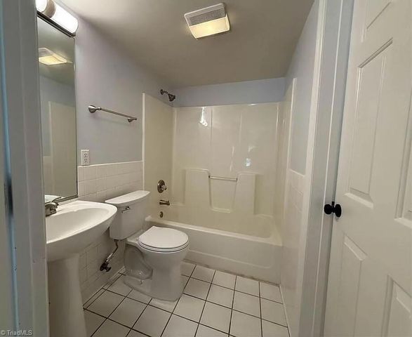 2528 Treetop Lane, Winston-salem, NC 27101