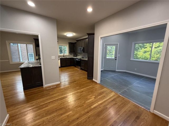 2528 Treetop Lane, Winston-salem, NC 27101