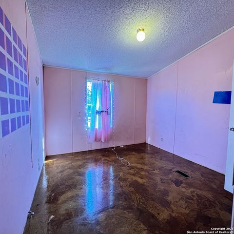 754 Kayroe Rd, Adkins, TX 78101