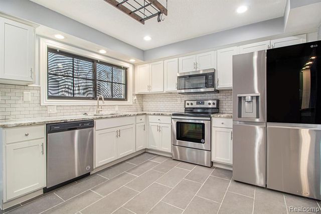 4018 Quillen Avenue, Waterford, MI 48329