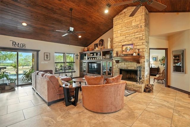 130 County Road 102, George West, TX 78022