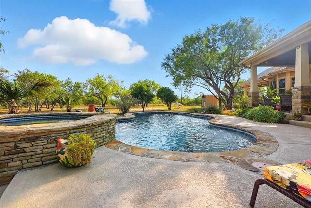 130 County Road 102, George West, TX 78022