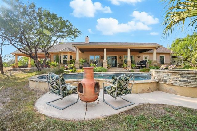 130 County Road 102, George West, TX 78022