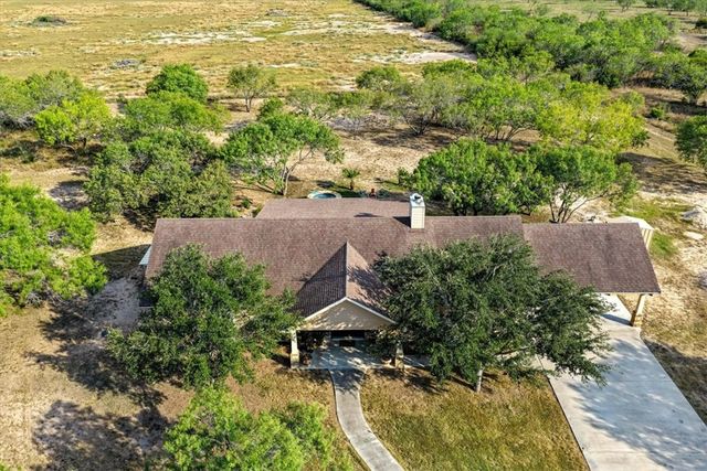 130 County Road 102, George West, TX 78022