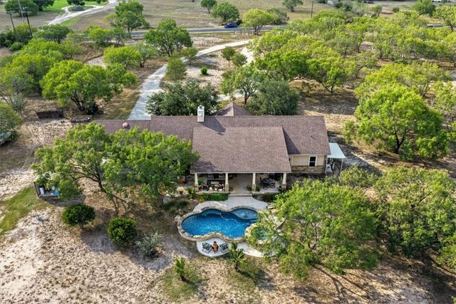 130 County Road 102, George West, TX 78022