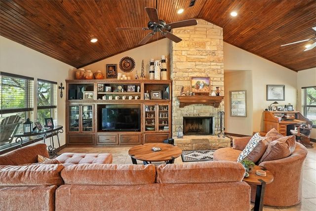 130 County Road 102, George West, TX 78022