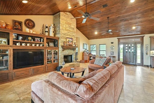 130 County Road 102, George West, TX 78022