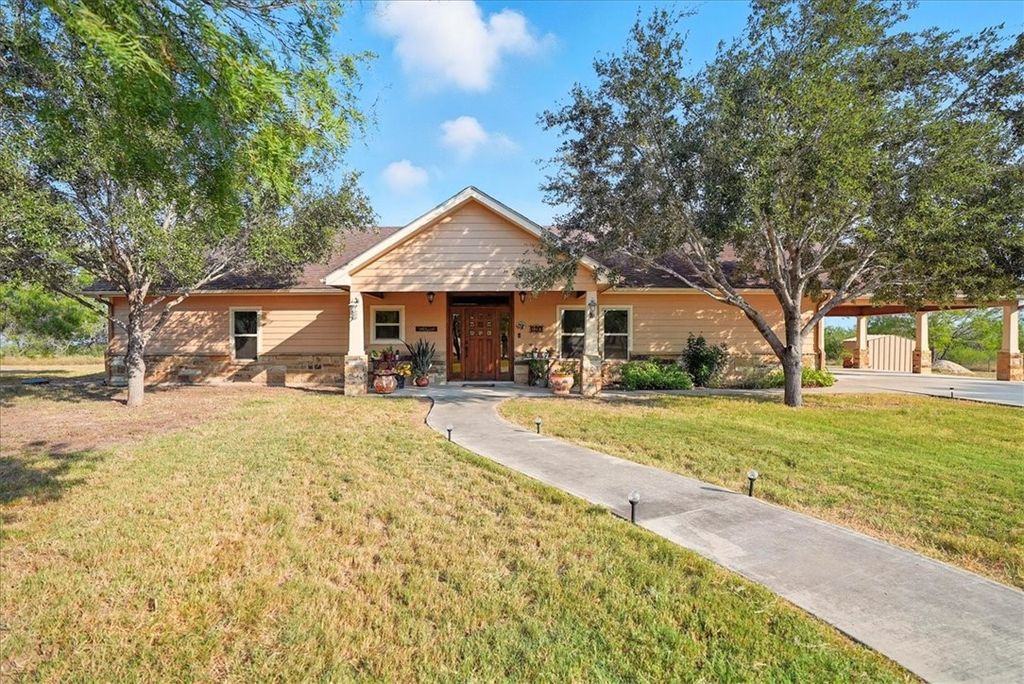 130 County Road 102, George West, TX 78022