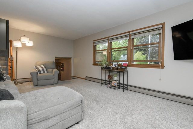 W276N1606 Spring Creek DRIVE, Pewaukee, WI 53072