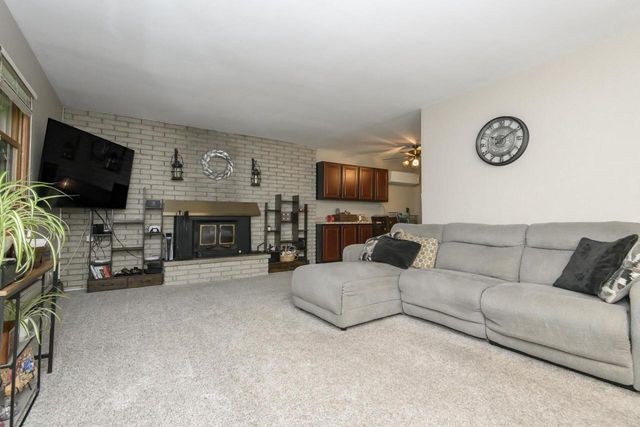 W276N1606 Spring Creek DRIVE, Pewaukee, WI 53072