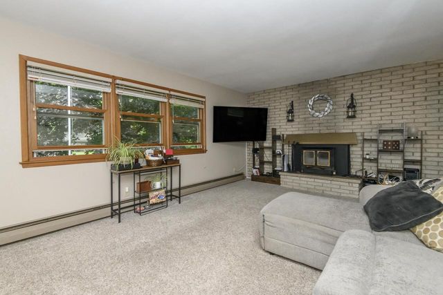 W276N1606 Spring Creek DRIVE, Pewaukee, WI 53072