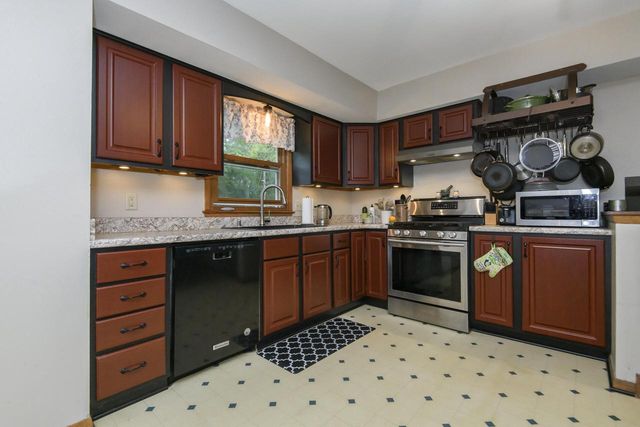 W276N1606 Spring Creek DRIVE, Pewaukee, WI 53072