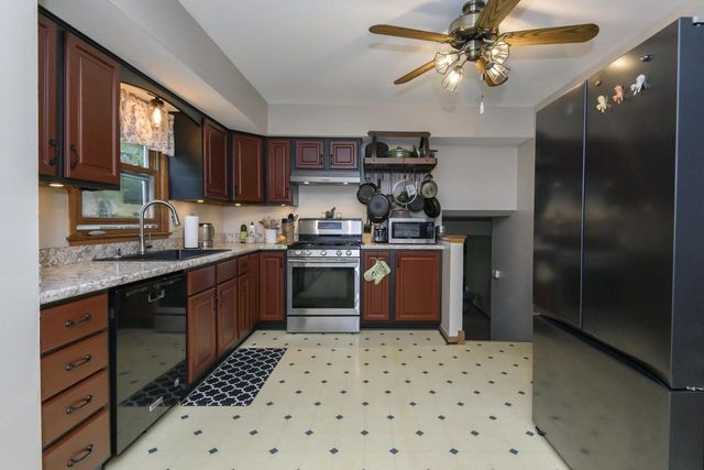 W276N1606 Spring Creek DRIVE, Pewaukee, WI 53072