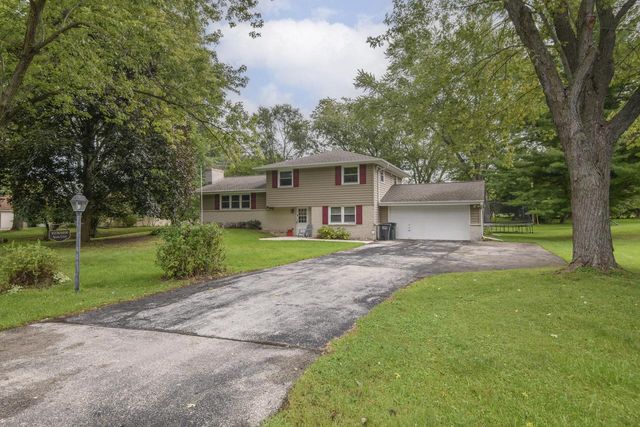 W276N1606 Spring Creek DRIVE, Pewaukee, WI 53072