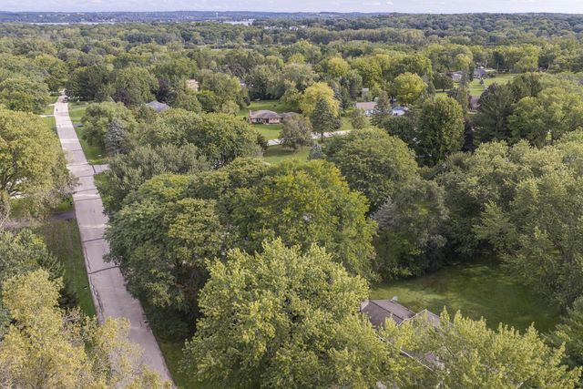 W276N1606 Spring Creek DRIVE, Pewaukee, WI 53072