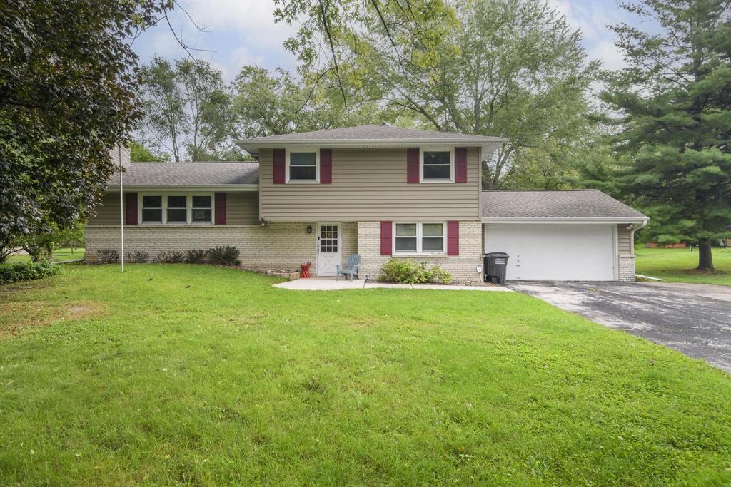W276N1606 Spring Creek DRIVE, Pewaukee, WI 53072