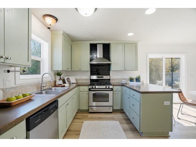 9442 N MACRUM Ave, Portland, OR 97203