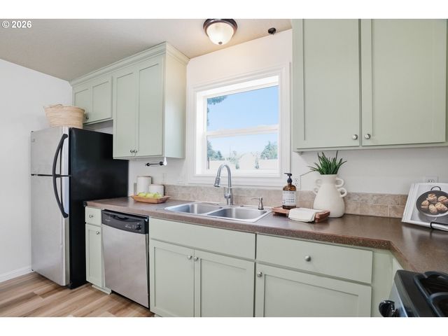 9442 N MACRUM Ave, Portland, OR 97203