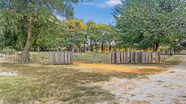 697 County Road 166, Whitesboro, TX 76273