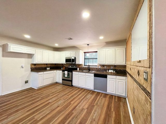 697 County Road 166, Whitesboro, TX 76273