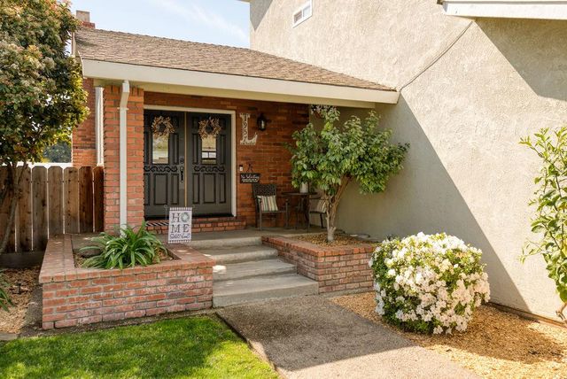 1957 Blue Spruce Dr, Oakdale, CA 95361