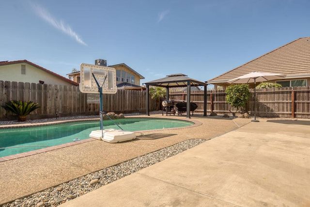 1957 Blue Spruce Dr, Oakdale, CA 95361