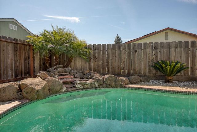 1957 Blue Spruce Dr, Oakdale, CA 95361