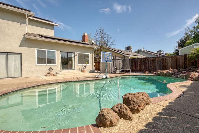 1957 Blue Spruce Dr, Oakdale, CA 95361