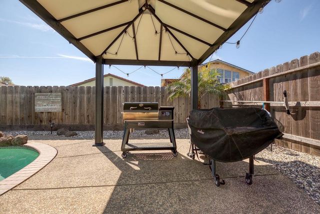 1957 Blue Spruce Dr, Oakdale, CA 95361