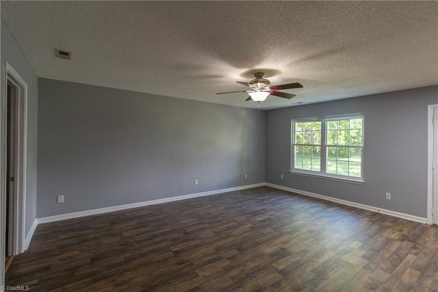 106 Tom Court, Kernersville, NC 27284