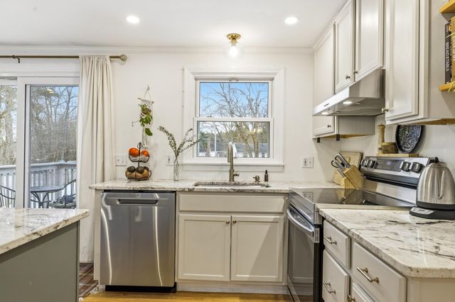 13 Redwing Road, Concord, NH 03301