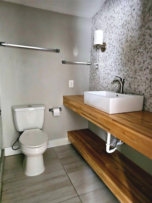 Image 10 of property listing at 614 N York Street, Houston, TX 77003