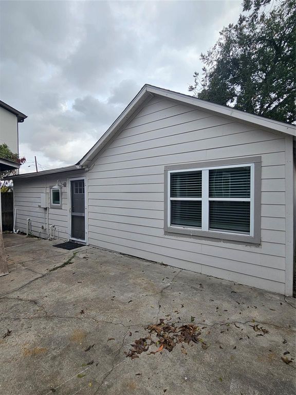 Image 11 of property listing at 614 N York Street, Houston, TX 77003