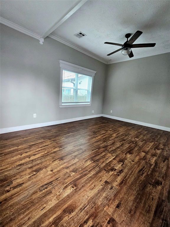 Image 4 of property listing at 614 N York Street, Houston, TX 77003