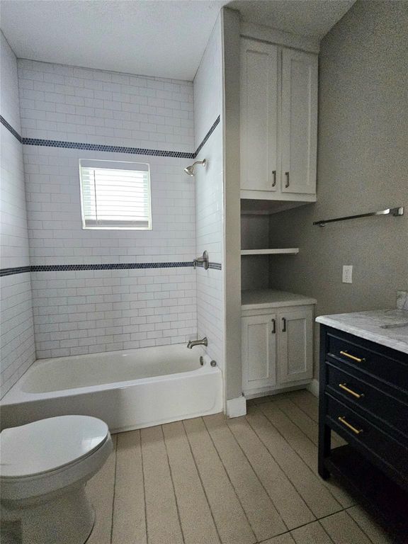 Image 6 of property listing at 614 N York Street, Houston, TX 77003